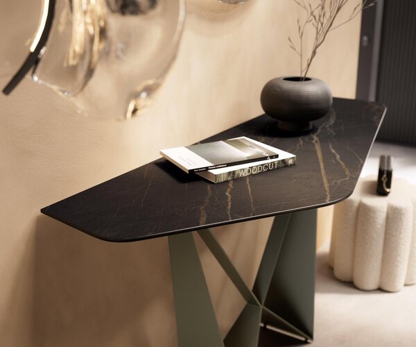 DELIFE Konzolový stolík Edge polygonálny 140×50 cm keramika Laminam® Noir Desir hnedá Spios kov titánová farba