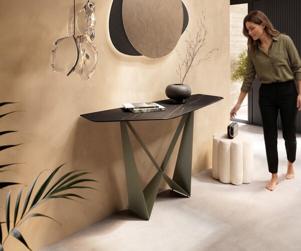 DELIFE Konzolový stolík Edge polygonálny 140×50 cm keramika Laminam® Noir Desir hnedá Spios kov titánová farba