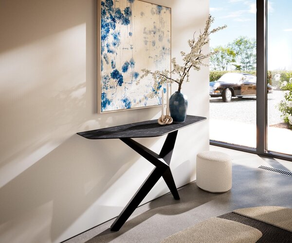 DELIFE Konzolový stolík Edge polygonálny 140×50 cm keramika Laminam® Nero Greco antracitová Zentharo kov čierna