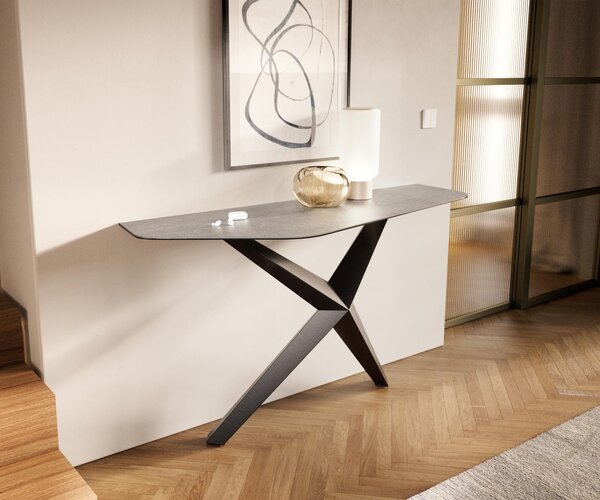 DELIFE Konzolový stolík Edge polygonálny 140×50 cm keramika betónová sivá Zentharo kov čierna