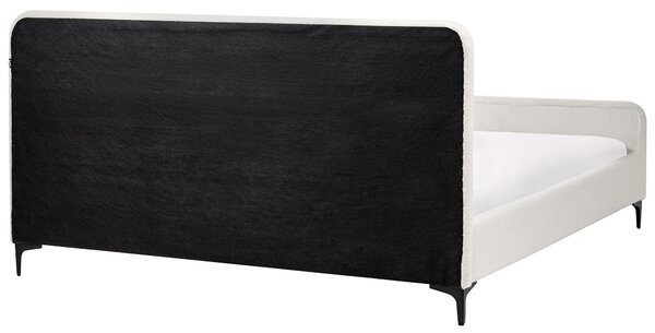 Posteľ krémová biela buklé čalúnenie 180 x 200 cm prešívané čelo kovové nohy lamelový rošt moderný dizajn spálňa