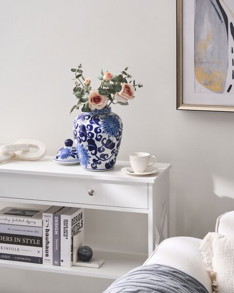 Váza na kvety s vrchnákom biela a modrá porcelánová nádoba s vekom dekoratívny doplnok starožitný vintage dizajn