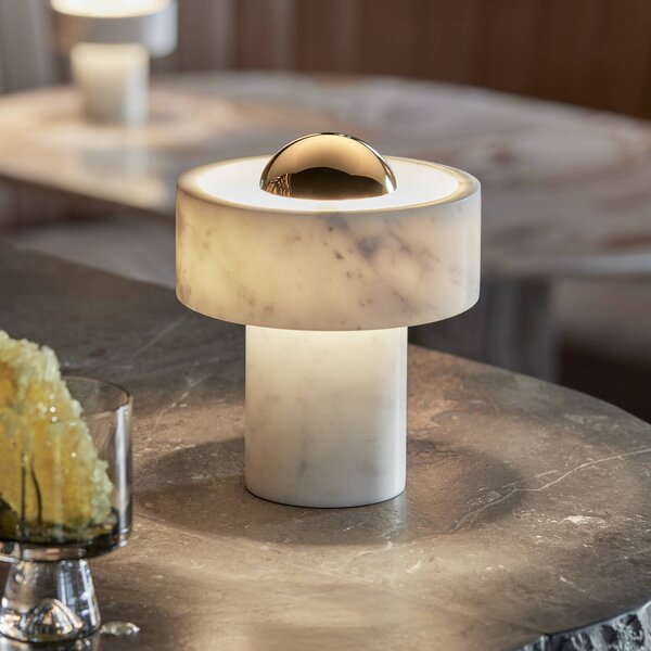 Tom Dixon stolová LED lampa Stone, zlatá farba, výška 19 cm, Biela / opálová, Obývacia izba / jedáleň, Kameň, Dizajn, Stojacie svietidlo