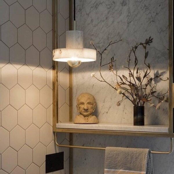 Tom Dixon LED závesné svietidlo Stone, biela, Ø 18 cm, mramor, Biela / opálová, Obývacia izba / jedáleň, Kameň, Dizajn, Závesné svietidlo