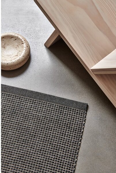 Antracitový vnútorný a vonkajší behúň 70x180 cm Emm Black Linen – Pappelina