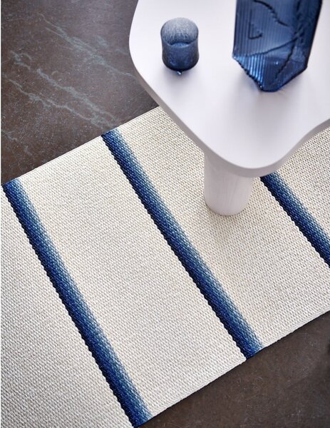 Modro-krémový vnútorný a vonkajší koberec 70x90 cm Olle Blue Vanilla – Pappelina