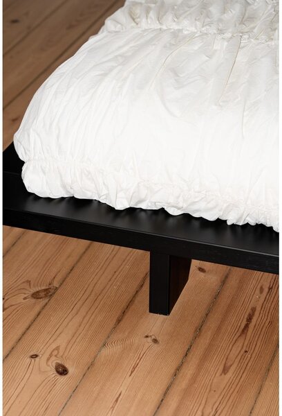 Čierna dvojlôžková posteľ z borovicového dreva s roštom 160x200 cm Japan - Karup Design
