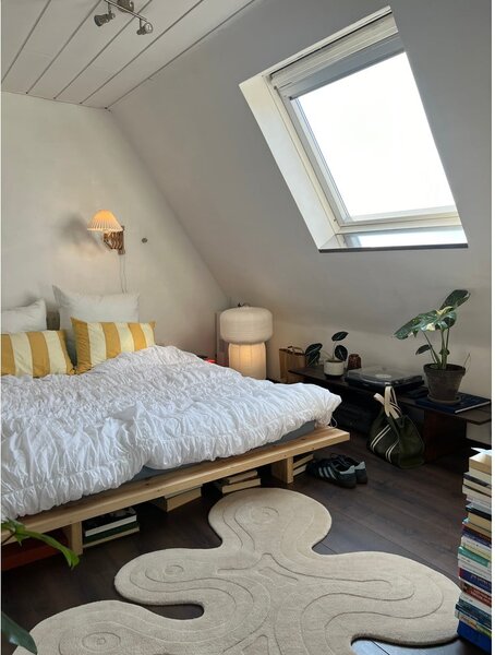 Jednolôžková posteľ z borovicového dreva s roštom v prírodnej farbe 120x200 cm Japan – Karup Design