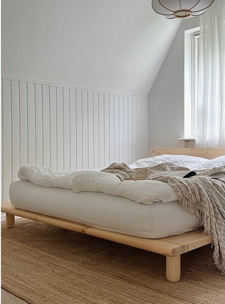 Dvojlôžková posteľ z borovicového dreva s roštom 180x200 cm Peek – Karup Design
