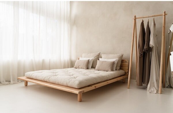 Dvojlôžková posteľ z borovicového dreva s roštom 180x200 cm Peek – Karup Design