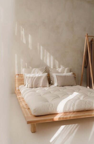 Dvojlôžková posteľ z borovicového dreva s roštom 180x200 cm Peek – Karup Design
