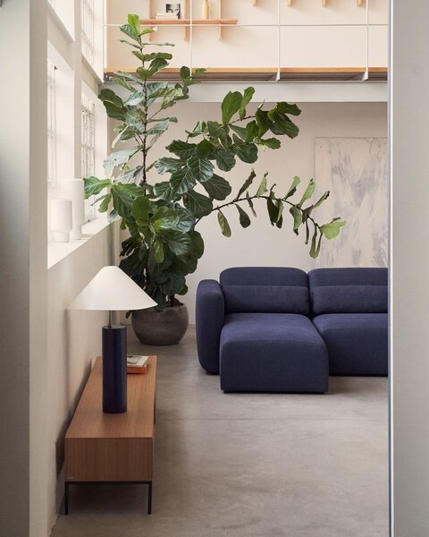 TV stolík v dekore duba v prírodnej farbe 195x35 cm Vedrana – Kave Home
