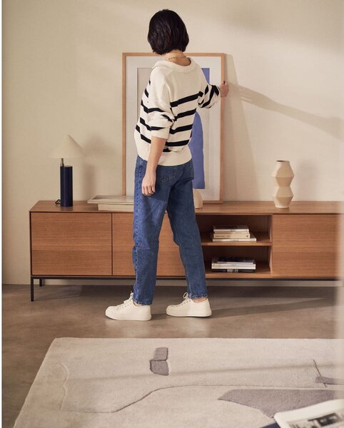 TV stolík v dekore orecha v prírodnej farbe 195x55 cm Vedrana – Kave Home