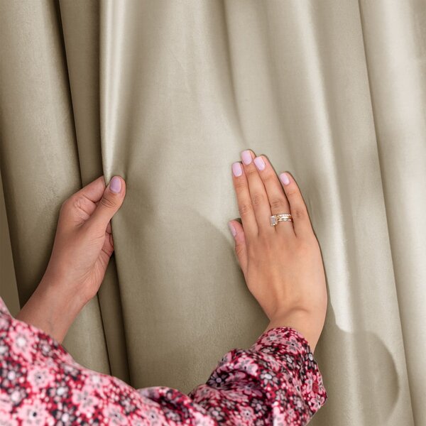 Hnedý/béžový zamatový dimout záves 140x245 cm Eyelets – Restilo
