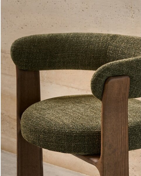Khaki/hnedé jedálenské kreslo s podrúčkami z jaseňového dreva Granite – Kave Home