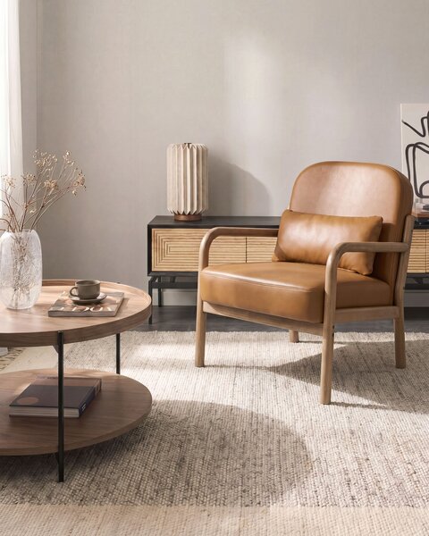 Kreslo zlatohnedé kožené čalúnenie drevený rám s vankúšom mid-century modern štýl obývacia izba