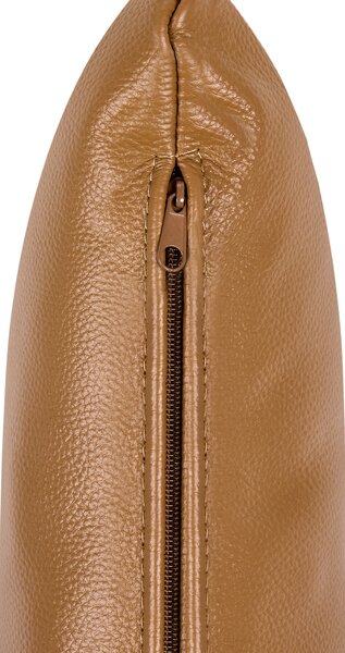Kreslo zlatohnedé kožené čalúnenie drevený rám s vankúšom mid-century modern štýl obývacia izba