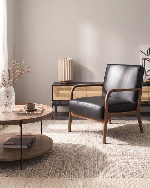 Kreslo čierne kožené čalúnenie drevený rám s podrúčkami mid-century modern štýl obývacia izba