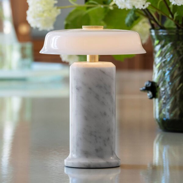 Stolová LED lampa na batériu Trip No. 2, carrara/biela, mramor, sklo, Biela / opálová, Obývacia izba / jedáleň, Kameň, Dizajn, Stojacie svietidlo