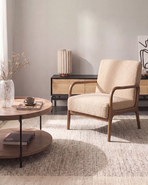 Kreslo béžové buklé čalúnenie drevený rám s podrúčkami mid-century modern štýl obývacia izba