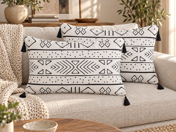 Sada 2 dekoratívnych vankúšov čierna biela zamat 30 x 50 cm geometrický vzor so strapcami obdĺžnikový tvar boho moderný štýl doplnky