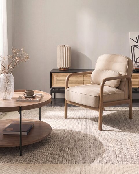Kreslo béžové látkové čalúnenie drevený rám s vankúšom mid-century modern štýl obývacia izba