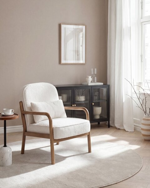 Kreslo krémová biela buklé čalúnenie drevený rám s vankúšom mid-century modern štýl obývacia izba