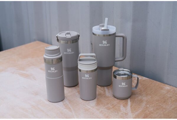 Svetlosivá termoska so slamkou z nehrdzavejúcej ocele 1,18 l Quencher H2.0 FlowState Tumbler Ash – Stanley