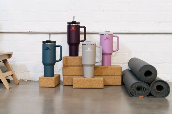 Svetlosivá termoska so slamkou z nehrdzavejúcej ocele 1,18 l Quencher H2.0 FlowState Tumbler Ash – Stanley