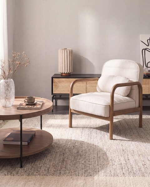 Kreslo svetlobéžové látkové čalúnenie drevený rám s vankúšom mid-century modern štýl obývacia izba