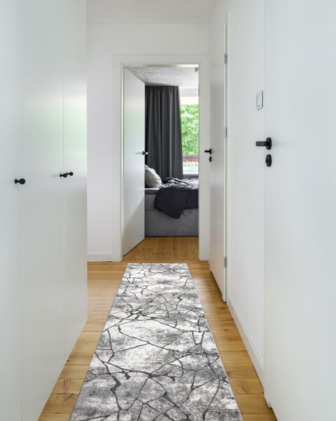 Behúň COZY 8873 Cracks beton - Štrukturálny, tmavosivý