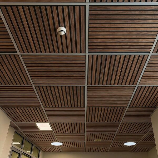 Drevený akustický panel pre stropnú rastrovú konštrukciu, 595 x 595 mm, B2BP007, balenie 4 ks, orech