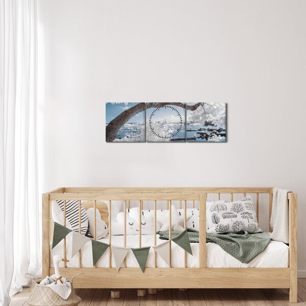 Obraz zasneženého stromu pri vode (s hodinami) (90x30 cm)