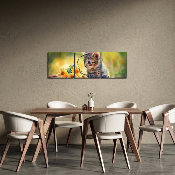Obraz mačiatka pozerajúce sa na kvetinu (s hodinami) (90x30 cm)