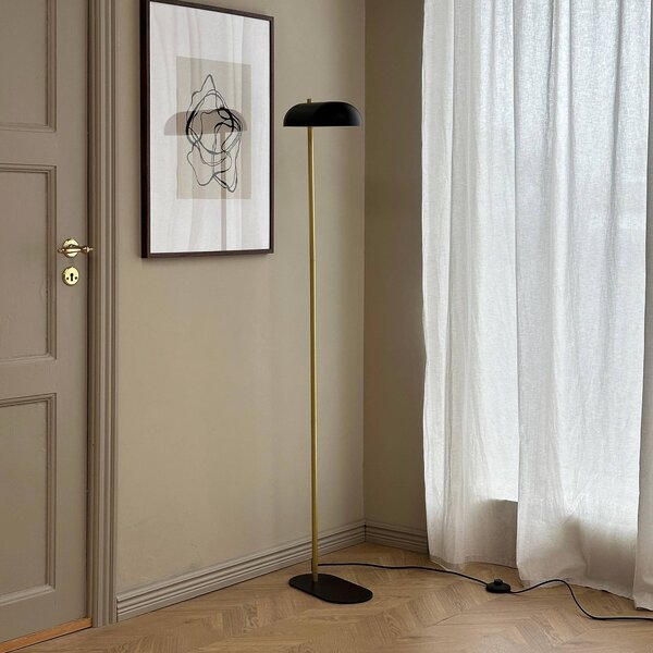 Dyberg Larsen Stojacia lampa Arch, čierna/mosadz, 143 cm, Čierna, Obývacia izba / jedáleň, kov, Vintage, Stolová lampa