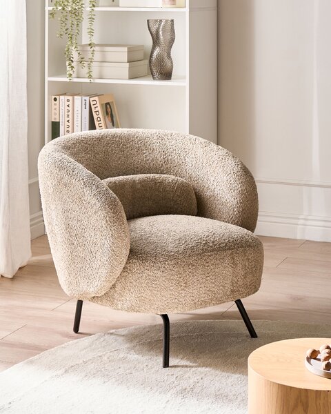 Kreslo sivobéžové buklé čalúnenie čierne kovové nohy zaoblené operadlo retro glamour art deco štýl obývačka