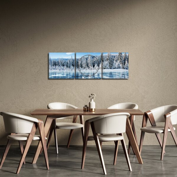 Obraz zamrznutého jazera a zasnežených stromov (s hodinami) (90x30 cm)