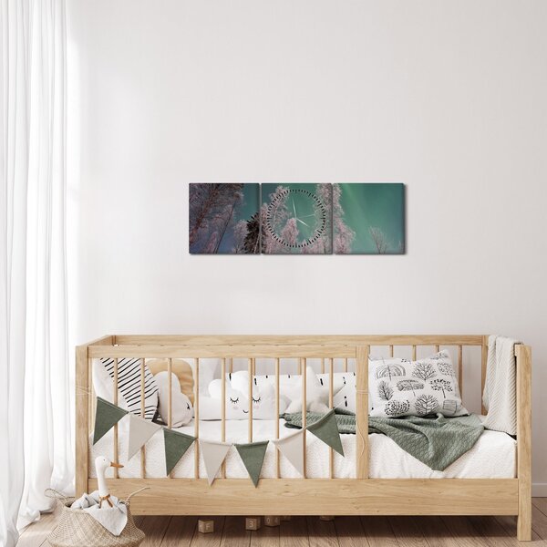 Obraz polárna žiara nad zamrznutými stromami (s hodinami) (90x30 cm)