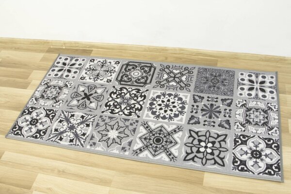 Protišmykový koberec / behúň Patchwork sivý