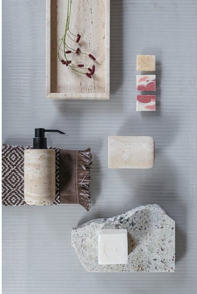 Béžový kamenný téglik na zubné kefky Travertine – Mette Ditmer Denmark