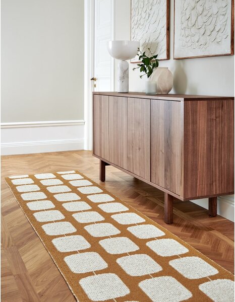 Okrovožlto-krémový vnútorný a vonkajší behúň 70x200 cm Sten Ochre – Pappelina