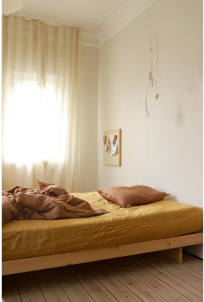 Dvojlôžková posteľ z borovicového dreva 180x200 cm – Karup Design