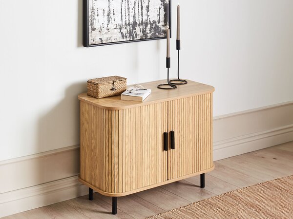Komoda svetlé drevo čierne nohy MDF kov posuvné dvierka úložný priestor retro štýl obývacia izba
