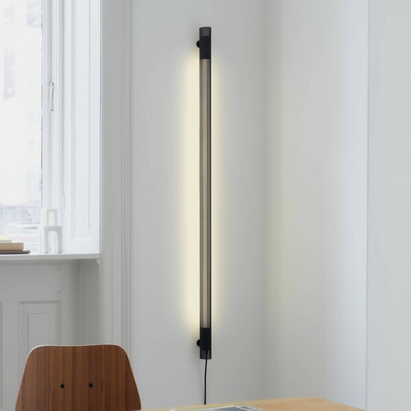 GEJST nástenné svetlo Radent, čierne, výška 135 cm, G13 LED, Čierna, Obývacia izba / jedáleň, kov