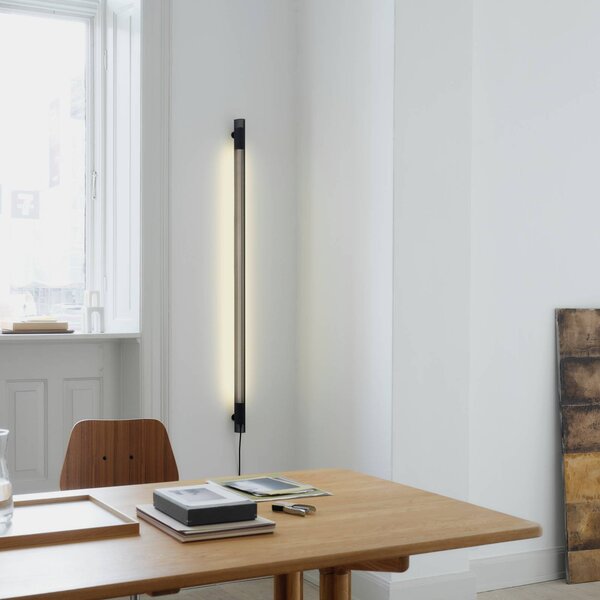 GEJST nástenné svetlo Radent, čierne, výška 135 cm, G13 LED, Čierna, Obývacia izba / jedáleň, kov