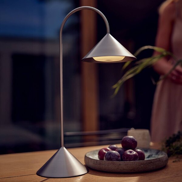 FRANDSEN stolová LED lampa na batérie Grasp, nerezová oceľ, výška 47 cm, Hliník / sivá / zinok, Nehrdzavejúca oceľ, Dizajn, Stolová lampa