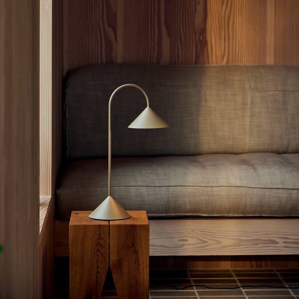 FRANDSEN stolová LED lampa na batérie Grasp, pieskovo sivá, výška 47 cm, Hliník / sivá / zinok, kov, Dizajn, Stolová lampa
