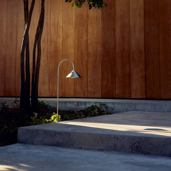 FRANDSEN LED lampa na zem Grasp, nerezová oceľ, 82 cm, IP44, Hliník / sivá / zinok, Nehrdzavejúca oceľ, Dizajn, Vonkajše bodové svietidlo / bodateľné do zeme