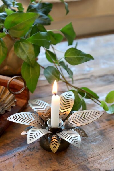 Mosadzný antik kovový svietnik na úzku sviečku kvetina Kloee - 4*13*6 cm - Chic Antique