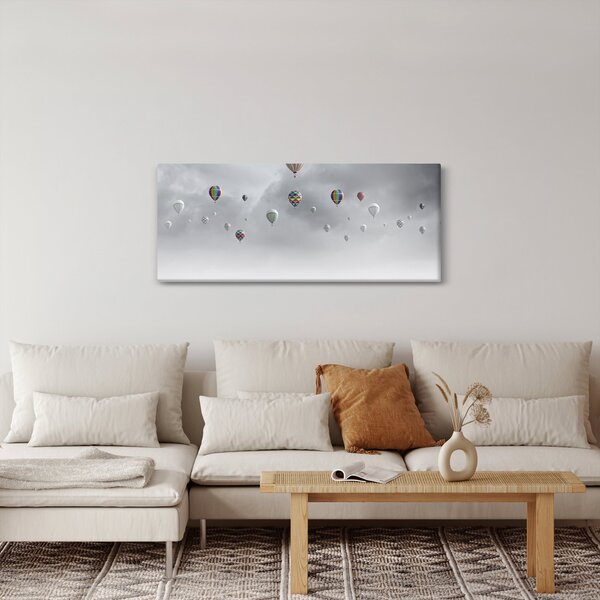 Obraz - Balóny nad tehlovou stenou (120x50 cm)